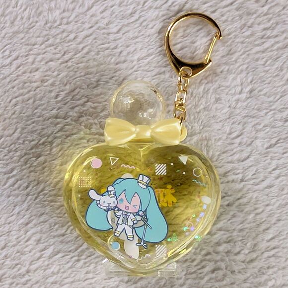 Sanrio Cinnamoroll x Hatsune Miku Keychains Set of 2 Yellow Shaker Star Heart - Picture 2 of 5
